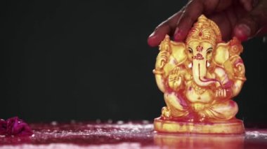 Hindistan 'ın Ganesh Chaturthi festivali. Diwali festivali için Tanrı Ganesha 'yı kutlayın. Diwali selamlama arkaplanı
