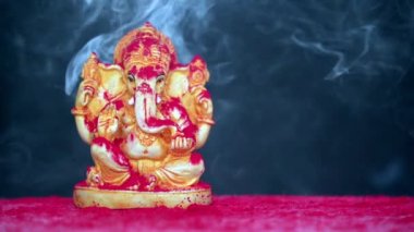 Hindistan 'ın Ganesh Chaturthi festivali. Diwali festivali için Tanrı Ganesha 'yı kutlayın. Diwali selamlama arkaplanı