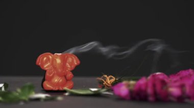 Hindistan 'ın Ganesh Chaturthi festivali. Diwali festivali için Tanrı Ganesha 'yı kutlayın. Diwali selamlama arkaplanı