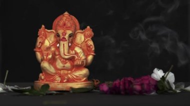 Tanrı Ganesha, Ganesha Festivali, Tanrı Ganesha renkli arka planda. Tanrı Ganesha 'nın heykeline su sıçradı. Ganesh Chaturthi için Tanrı Ganesha 'yı kutlayın.