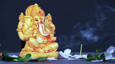 Tanrı Ganesha, Ganesha Festivali, Tanrı Ganesha renkli arka planda. Tanrı Ganesha 'nın heykeline su sıçradı. Ganesh Chaturthi için Tanrı Ganesha 'yı kutlayın.