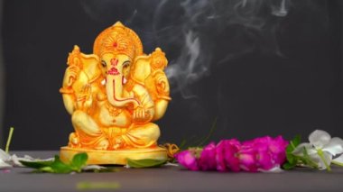 Tanrı Ganesha, Ganesha Festivali, Tanrı Ganesha renkli arka planda. Tanrı Ganesha 'nın heykeline su sıçradı. Ganesh Chaturthi için Tanrı Ganesha 'yı kutlayın.