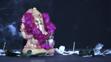 Tanrı Ganesha, Ganesha Festivali, Tanrı Ganesha renkli arka planda. Tanrı Ganesha 'nın heykeline su sıçradı. Ganesh Chaturthi için Tanrı Ganesha 'yı kutlayın.