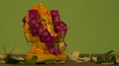 Tanrı Ganesha, Ganesha Festivali, Tanrı Ganesha renkli arka planda. Tanrı Ganesha 'nın heykeline su sıçradı. Ganesh Chaturthi için Tanrı Ganesha 'yı kutlayın.