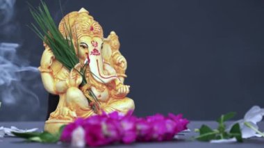 Tanrı Ganesha, Ganesha Festivali, Tanrı Ganesha renkli arka planda. Tanrı Ganesha 'nın heykeline su sıçradı. Ganesh Chaturthi için Tanrı Ganesha 'yı kutlayın.