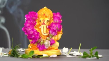 Tanrı Ganesha, Ganesha Festivali, Tanrı Ganesha renkli arka planda. Tanrı Ganesha 'nın heykeline su sıçradı. Ganesh Chaturthi için Tanrı Ganesha 'yı kutlayın.