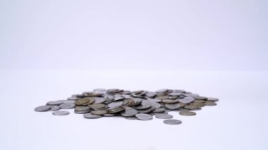 Beyaz arka planda izole edilmiş para yığını (Hint parası). Hint parası yığını.