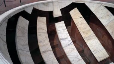 JAIPUR, INDIA - Sep 2022: Astronomik Gözlemevi Jantar Mantar Jaipur, astronomik ve astrolojik tahminlerin değişimlerine mükemmel bir şekilde yardımcı olan 19 enstrümandan oluşan bir koleksiyondur.