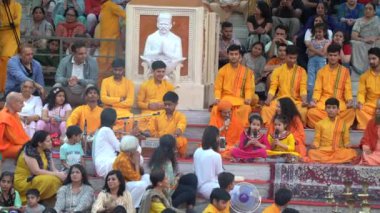 Haridwar, Uttarakhand, Hindistan - Sep 2022: Rahip veya guruji grubu ve kalabalık Haridwar, Uttarakhand 'da Ganga aarti' yi günlük akşam ritüeli olarak icra ediyorlar. Haridwar Keşişleri, Sadhu Sant