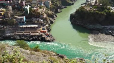 Devpray ag 'daki Alaknanda ve Bhagirthi nehirlerinin birleşimi. Deva Namazı, Hindistan 'ın Uttarakhand kentinde, Alaknanda ve Bhagirathi nehirlerinin birleştiği yerde dini öneme sahip bir yerdir.