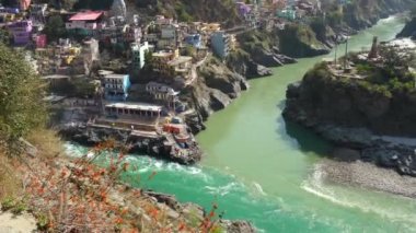 Devpray ag 'daki Alaknanda ve Bhagirthi nehirlerinin birleşimi. Deva Namazı, Hindistan 'ın Uttarakhand kentinde, Alaknanda ve Bhagirathi nehirlerinin birleştiği yerde dini öneme sahip bir yerdir.