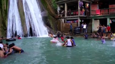 Uttarakhand, Hindistan - Sep 2022: Kempty Falls, Uttarakhand 'ın Tahri Garhwal ilçesinde, Ram Gaon' da ve Kempty 'in güneyinde yer alan bir şelaledir. Kempty Falls, Mussoorie Manzarası