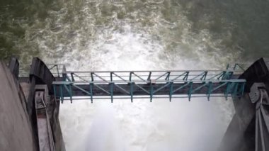 Bisalpur Barajı, Kota, Rajasthan, Hindistan. Nehirde hidroelektrik baraj, rezervuardan su boşalması. Su rezervuarı göl barajından aşağı akan su yenilenebilir yeşil hidroelektrik enerjisi