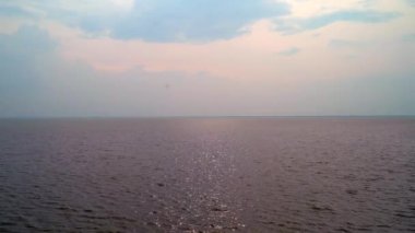 Denizin üzerinde güzel bir gün batımı 