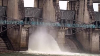 Bisalpur Barajı, Kota, Rajasthan, Hindistan. Nehirde hidroelektrik baraj, rezervuardan su boşalması. Su rezervuarı göl barajından aşağı akan su yenilenebilir yeşil hidroelektrik enerjisi