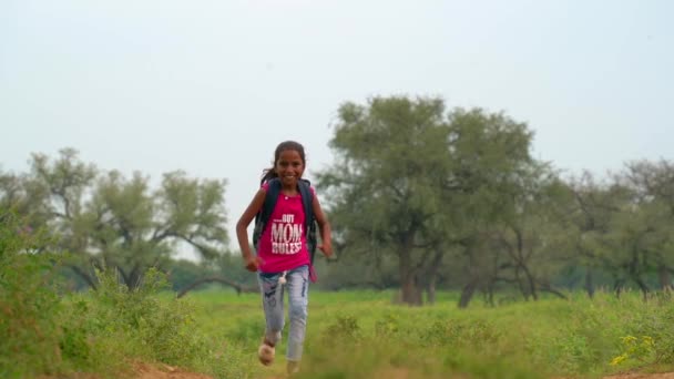 Zpátky Školy Šťastný Indický Student Venkovské Školy Jít Školy Společně — Stock video
