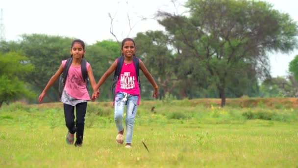 Okula Dönelim Mutlu Hintli Kırsal Okul Öğrencileri Eğitim Için Köylerinden — Stok video