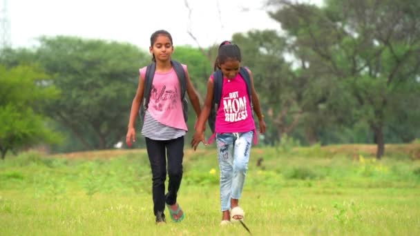 学校に戻る 幸せなインドの農村部の学生は 教育のために彼らの村から都市部に一緒に学校に行く — ストック動画