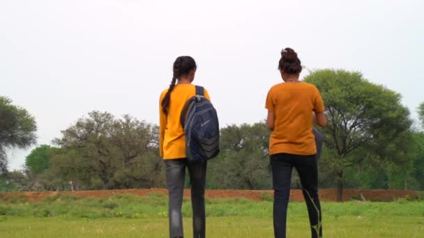 Vissza Suliba Boldog Indiai Vidéki Iskolás Diák Együtt Jár Iskolába — Stock videók