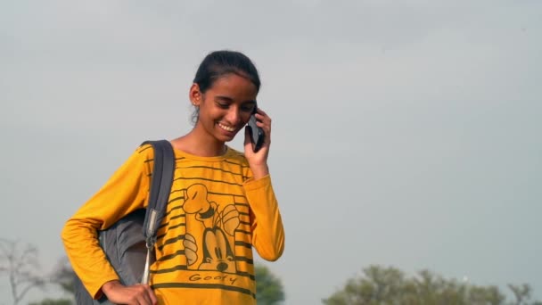 Portret Szczęśliwej Indyjskiej Dziewczyny Rozmawiającej Przez Telefon Świeżym Powietrzu — Wideo stockowe