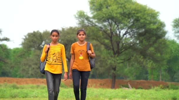 Wracać Szkoły Szczęśliwy Indyjski Uczeń Szkoły Wiejskiej Idzie Szkoły Razem — Wideo stockowe