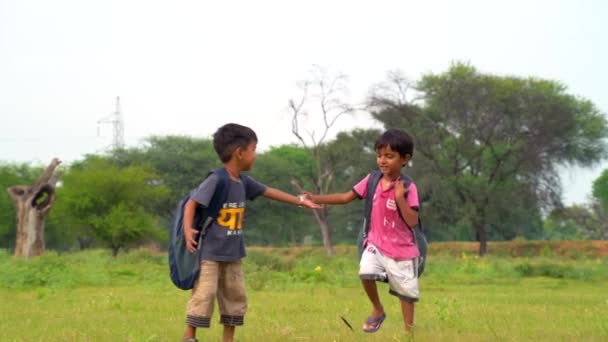 Terug Naar School Gelukkige Indiase Plattelandsschoolstudent Die Samen Naar School — Stockvideo