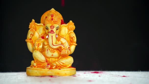 Ganesha卿 Ganesha祭 カラフルな背景にGanesha卿 ガネシャ様の彫刻に水のスプラッシュ Ganesh ChaturthiのためにGanesha卿を祝う — ストック動画