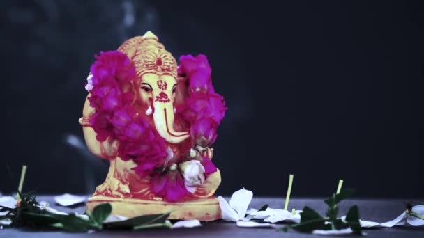 Ganesha卿 Ganesha祭 カラフルな背景にGanesha卿 ガネシャ様の彫刻に水のスプラッシュ Ganesh ChaturthiのためにGanesha卿を祝う — ストック動画