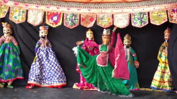 在印度拉贾斯坦邦斋浦尔举行的传统拉贾斯坦尼娃娃舞木偶表演 Kathputli舞 — 图库视频影像