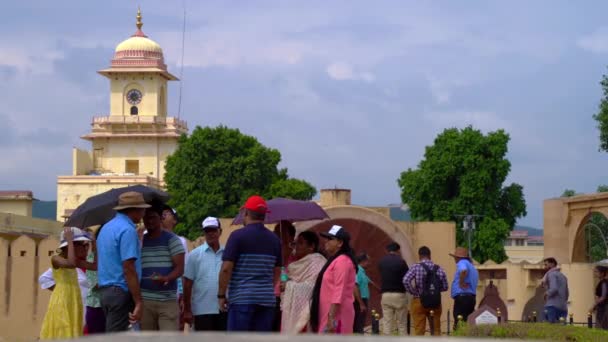 ジャイプール ラジャスターン インド 2222年9月 観光ガイドは 宮殿Jantar Mantarで観光客に何かを説明しています — ストック動画