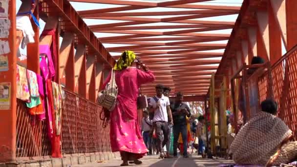 Haridwar India Sep 2022 Orang Orang Bergegas Jembatan Lobi Orang — Stok Video