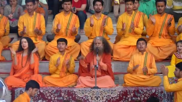 Haridwar Uttarakhand India Sep 2022 Groep Priester Goeroe Menigte Treden — Stockvideo