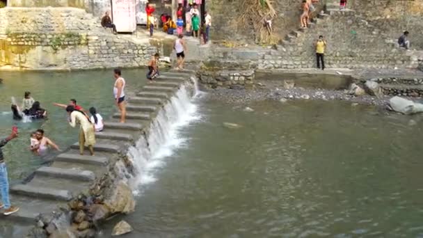 インドのサハラダラ 2222年9月 サハラダラは硫黄水の泉の最も人気のある観光地の1つであり 注目すべき薬の利点を提供しています — ストック動画