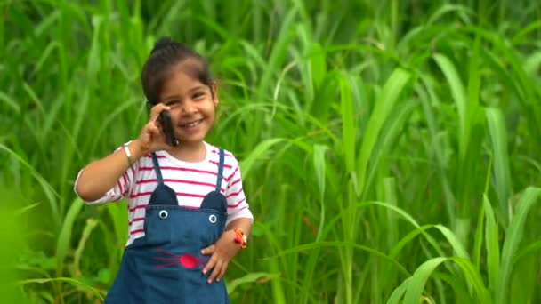 Portret Happy Cute Girl Mówi Przez Telefon Komórkowy — Wideo stockowe