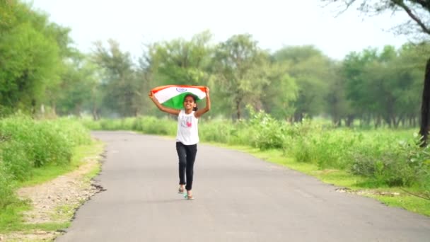 幸せな独立の日8月15日インドの幸せな独立の日 インドの国旗と一緒に走っている女の子 — ストック動画