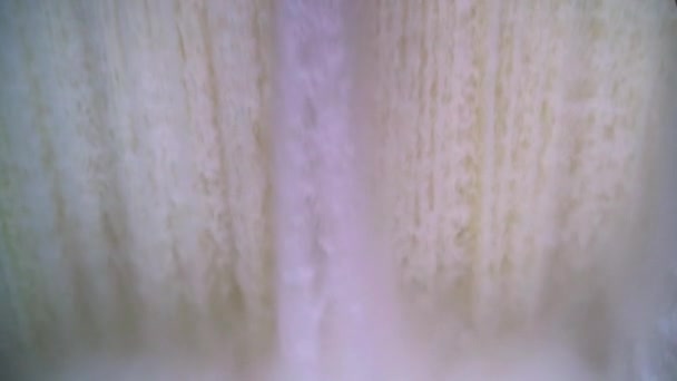 インドのラジャスタン州コタのビサルプール 川の上の水力発電ダム 貯水池からの水の放電 貯水池を流れる水ダムの持続可能性再生可能グリーン水力発電 — ストック動画