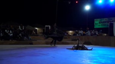 Rajasthani müziği ve halk dansları kültür programı Thar Çölü 'ndeki Sam Dunes kampında. Kalbeliya kabilesi. Jaisalmer, Rajasthan, Hindistan - Kasım 2022