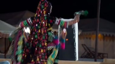 Rajasthani müziği ve halk dansları kültür programı Thar Çölü 'ndeki Sam Dunes kampında. Kalbeliya kabilesi. Jaisalmer, Rajasthan, Hindistan - Kasım 2022