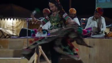 Rajasthani müziği ve halk dansları kültür programı Thar Çölü 'ndeki Sam Dunes kampında. Kalbeliya kabilesi. Jaisalmer, Rajasthan, Hindistan - Kasım 2022