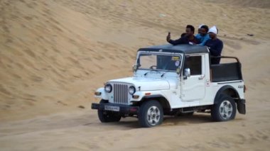 Çöl Jeep Safari 'si kum tepelerinde. Thar Çölü 'nde cip safarisi son birkaç yılda çok popüler oldu. Jaisalmer, Rajasthan, Hindistan - Kasım 2022