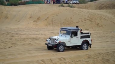 Çöl Jeep Safari 'si kum tepelerinde. Thar Çölü 'nde cip safarisi son birkaç yılda çok popüler oldu. Jaisalmer, Rajasthan, Hindistan - Kasım 2022