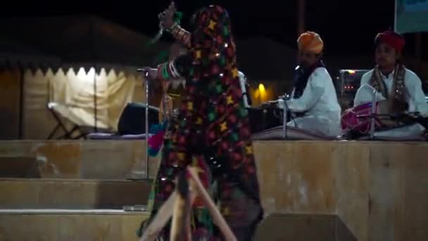拉贾斯坦尼音乐和民间舞蹈文化节目在一个营地 杜尼斯在塔尔沙漠 Kalbeliya部落Jaisalmer Rajasthan India November 2022 — 图库视频影像