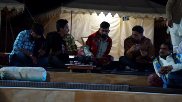 艺术家唱着拉贾斯坦尼民歌 营地中的文化节目 萨姆杜尼斯在塔尔沙漠 Jaisalmer Rajasthan India Nov 2022 — 图库视频影像