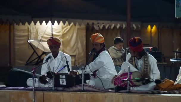 Kunstenaar Die Een Rajasthani Volksliedje Zingt Cultureel Programma Een Kamp — Stockvideo