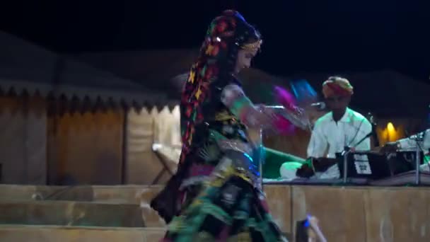 ラジャスタニー音楽と民俗舞踊文化プログラムは キャンプ タール砂漠のサム ダンスで カルベリヤ族 インド ラジャスタン州ジャイサルマー 2022年11月 — ストック動画