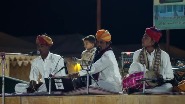 アーティストはラジャスタニの民謡 キャンプでの文化プログラム タール砂漠のサム ダンスを歌っている インド ラジャスタン州ジャイサルマー 2022年11月 — ストック動画