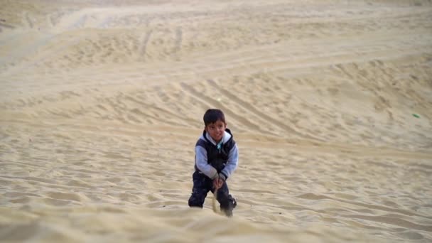 在印度贾塞尔默拉贾斯坦邦的萨尔沙漠里玩的男孩山姆 邓恩斯 — 图库视频影像