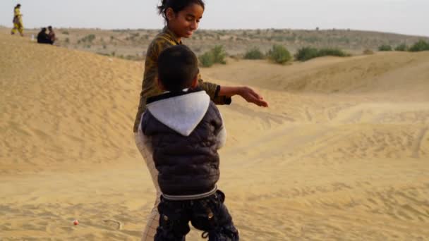 Menina Menino Desfrutando Deserto Thar Sam Dunes Jaisalmer Rajasthan Índia — Vídeo de Stock