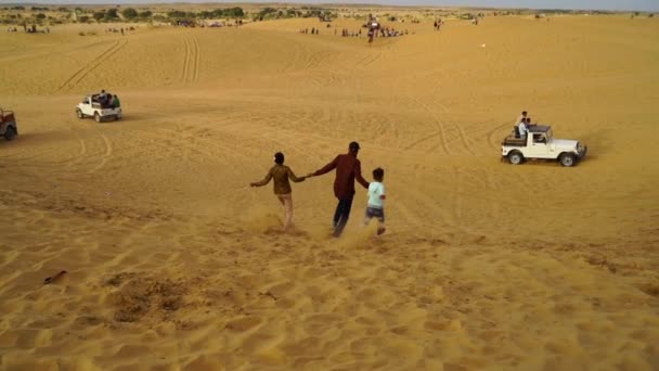Turist Njuter Thar Öknen Sam Dunes Jaisalmer Rajasthan Vid Solnedgången — Stockvideo