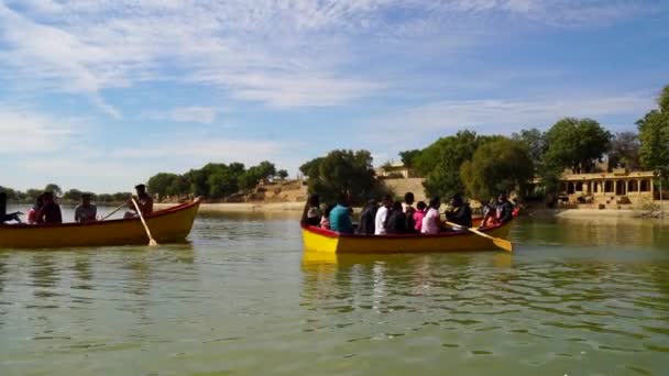 在Gadisar湖上乘船的人 — 图库视频影像